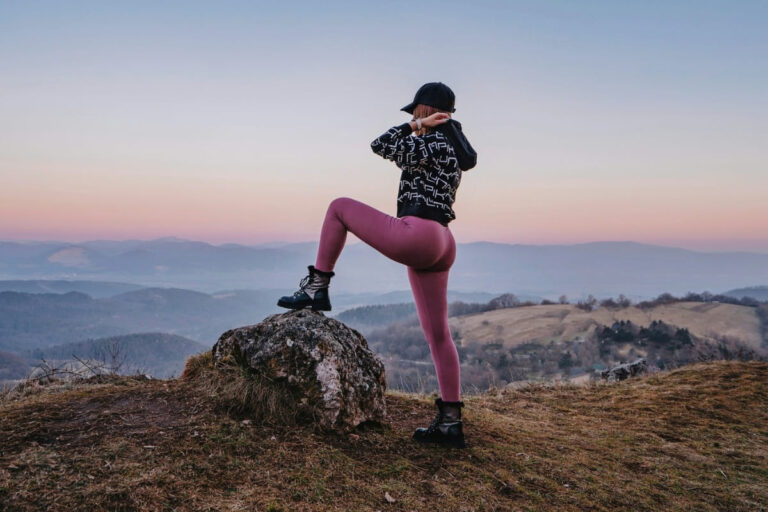 Everyday leggings outfit idea with a fitted top and leggings in an outdoor setting